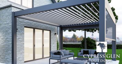 Pergola with adjustable louvers